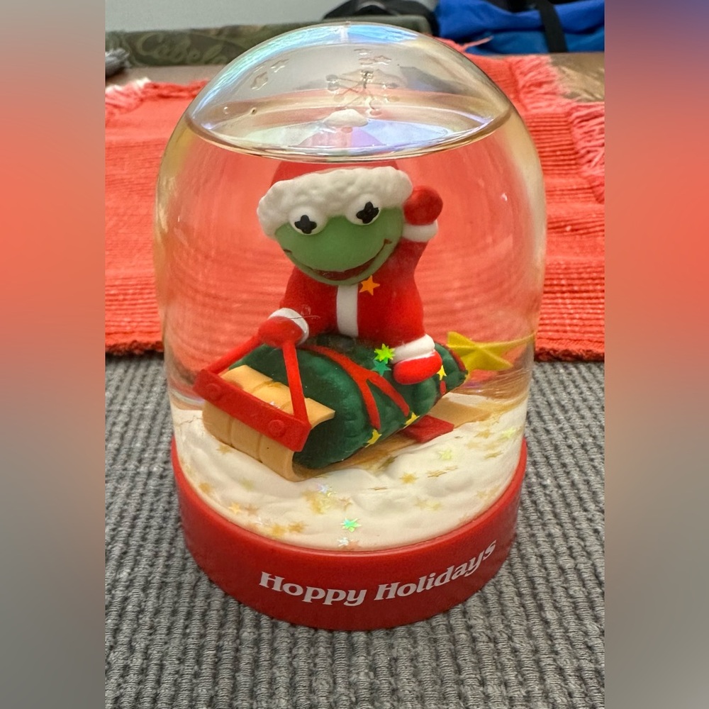 VINTAGE 
Kermit the Frog snow globe